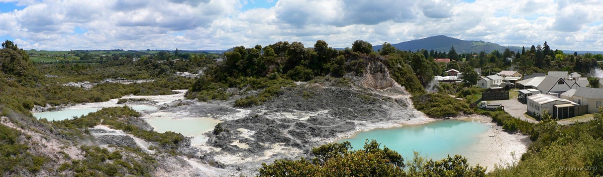 5.12- Vue de la reserve geothermale et du village Whakarewarewa.JPG